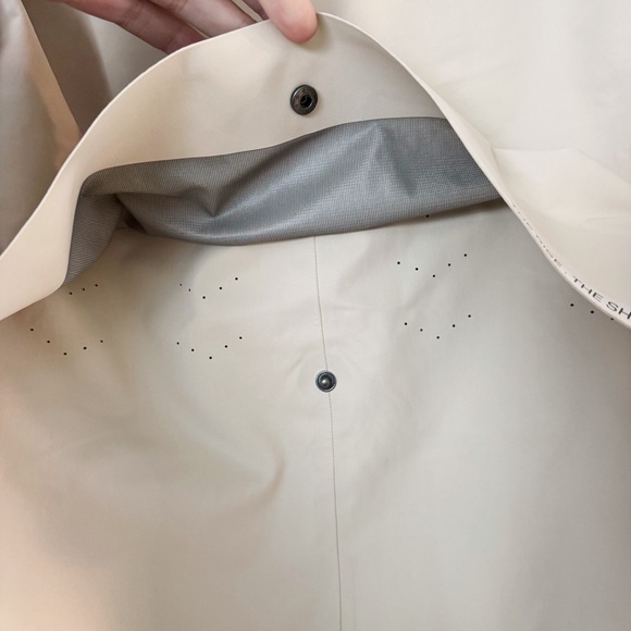 NWT Vuori Women's Tuuli Rain Jacket - Bone - Picture 7 of 13